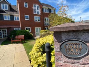 Lovell Court Communal Entrance - click for photo gallery